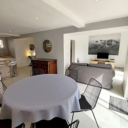 La Maison Joffre, 6 Voyageurs Nyaraló