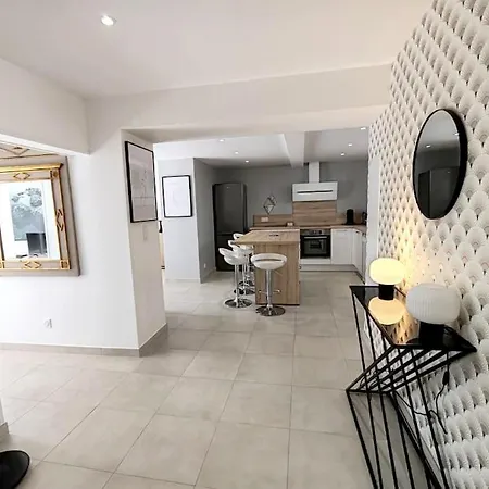 La Maison Joffre, 6 Voyageurs Nyaraló Theza